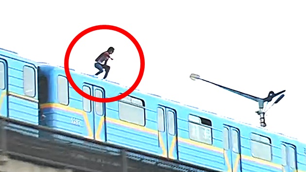 '우크라이나의 용자' 달리는 지하철 위에서 다이빙