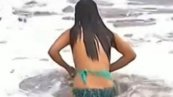 해변에서 생방송하던 미녀 리포터 '뜻밖의 방송사고'