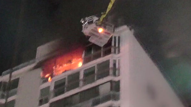 고층 아파트 화재...'아슬아슬' 난간에 매달려 구조