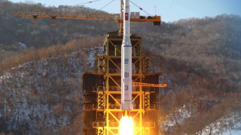  북한 장거리 미사일 1, 2단 분리 성공한 듯