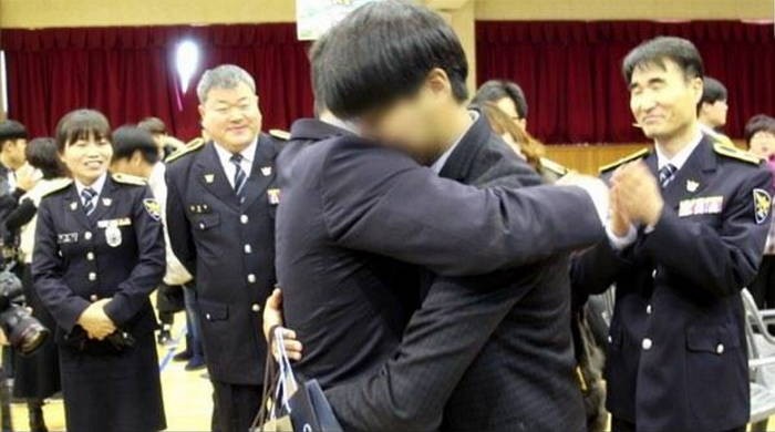 순직한 동료 아들 졸업식에 참석한 경찰관들