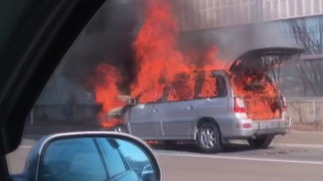 SUV 차량 앞차 들이받은 뒤 화재...2명 대피