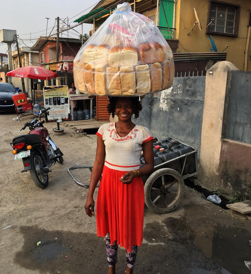 길거리에서 빵 팔던 그녀가 모델 된 사연