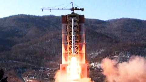 "북한이 쏘아 올린 위성, 또 궤도에서 회전"