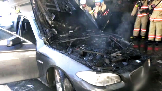 빌라 앞 주차된 BMW 승용차에서 불