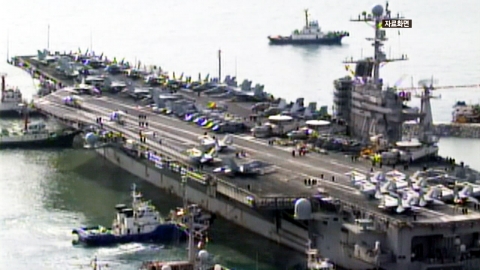 "美 핵 항공모함 전단, 남중국해서 中 군함들에 포위"