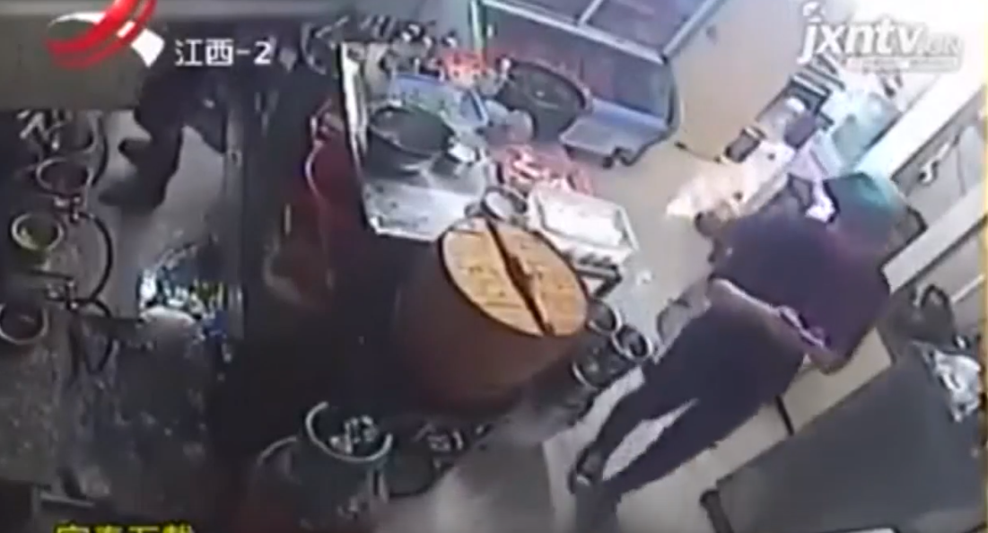 식당 주방 LPG 폭발 순간 '스마트폰에 집중하다…'