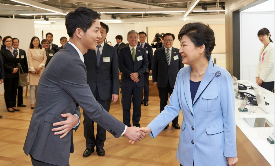 송중기 "처음 뵙겠습니다" 인사에 박 대통령이 보인 반응