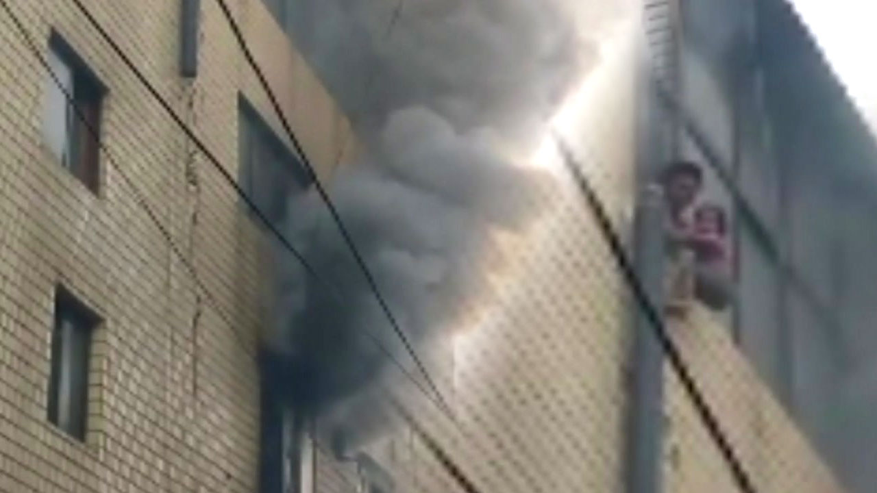 4층 건물에서 불...시민들이 이불 쌓아 '구사일생'