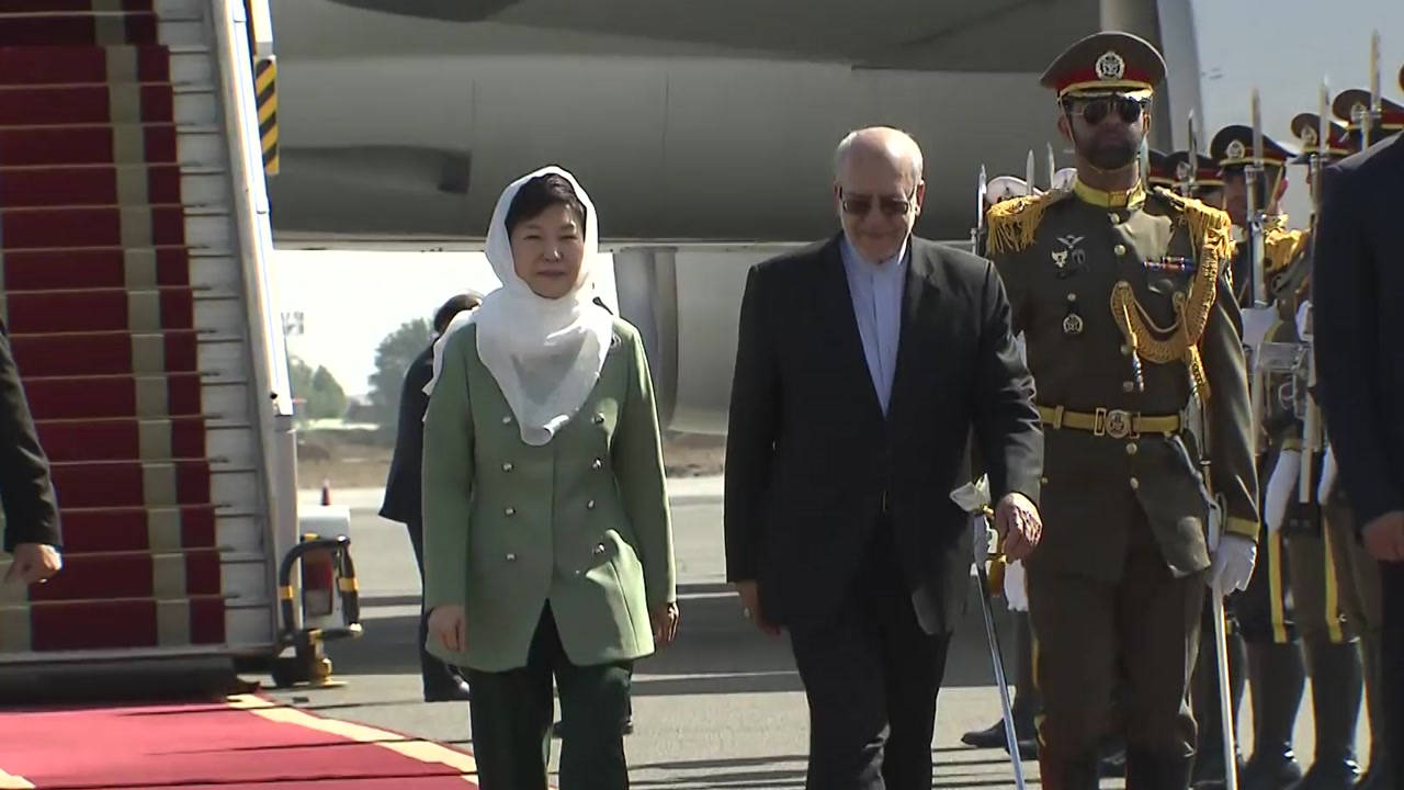 루싸리 두른 박근혜 대통령...이란, 파격적 환대