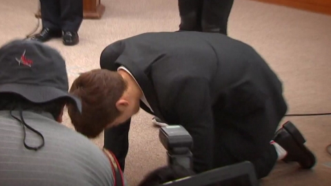 무릎 꿇은 박태환...올림픽 난관은 '국내법'