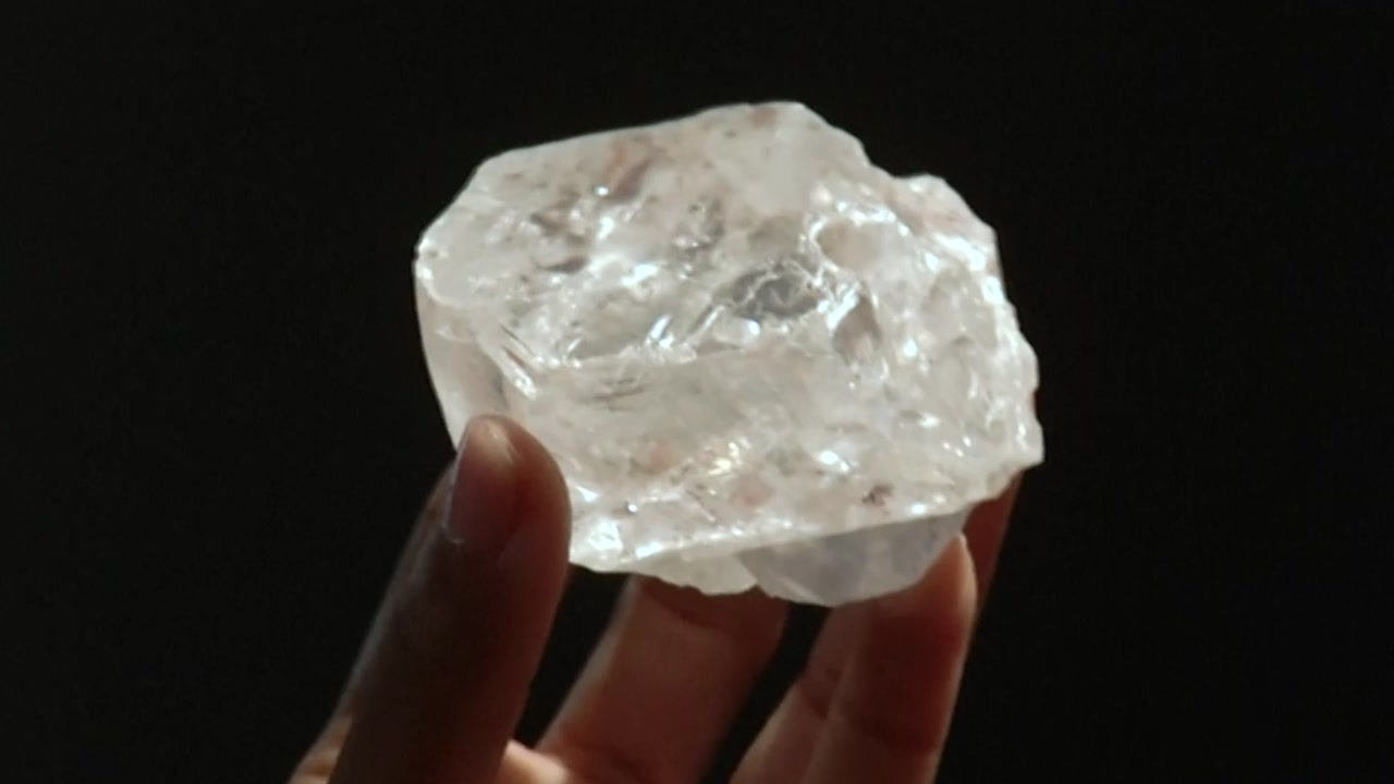 테니스공만 한 다이아몬드 원석 예상가 800억 원 경매 예정