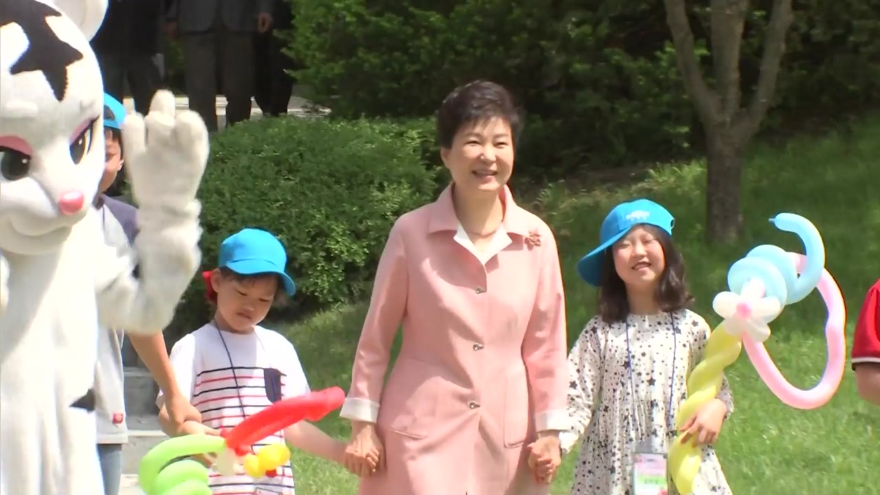 박근혜 대통령, 도서·벽지 어린이들 초청해 격려