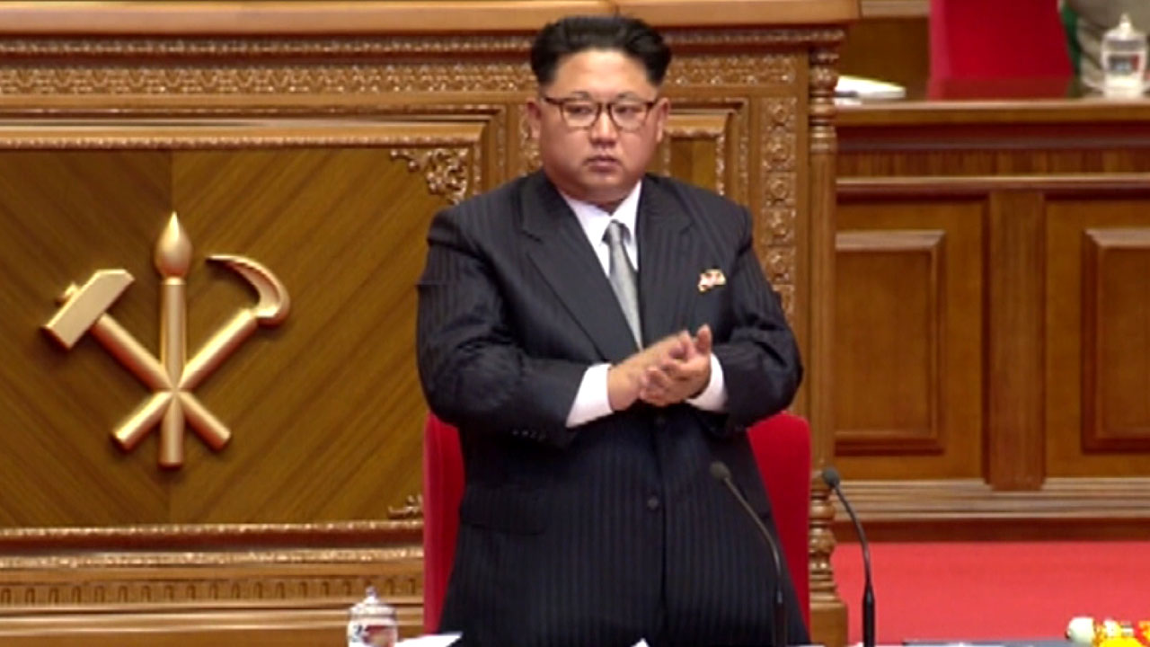 양복에 넥타이 맨 김정은...북한만의 잔치