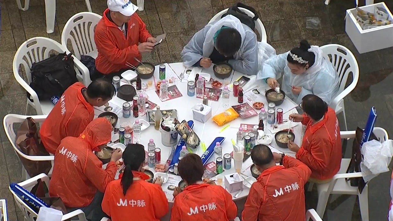 중국 관광객 4천 명 한강서 삼계탕 파티