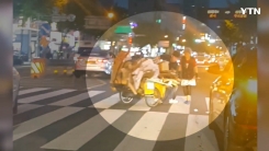 "잠시만요, 폐지 좀 줍고 갈게요" 도로 한복판 이유있는 정차