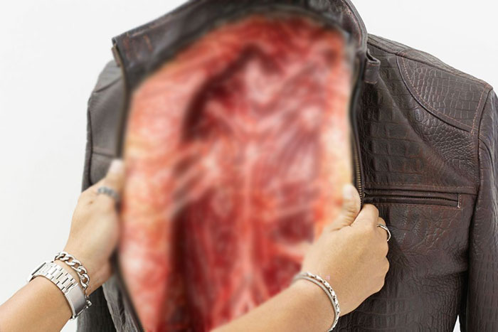 가게에 진열된 가방을 열자…"충격적인 것이 들어있었다"