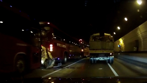  남해고속도 창원1터널 8중 추돌...2명 사망