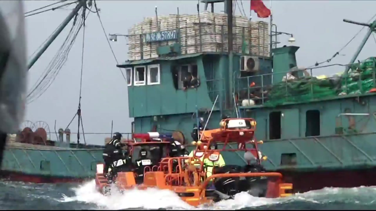 태안 앞바다서 불법조업한 중국 어선 2척 나포