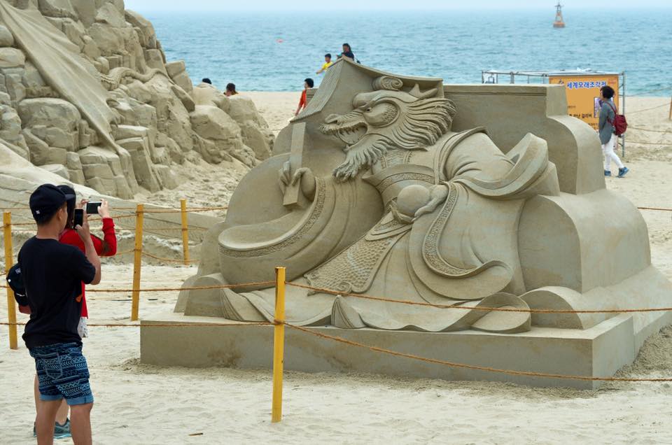 '와~여름이다!' 해운대에 등장한 거대 '모래조각'