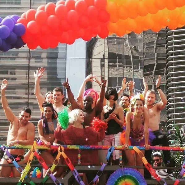 브라질 동성애자 퍼레이드에 깜짝 등장한 배두나