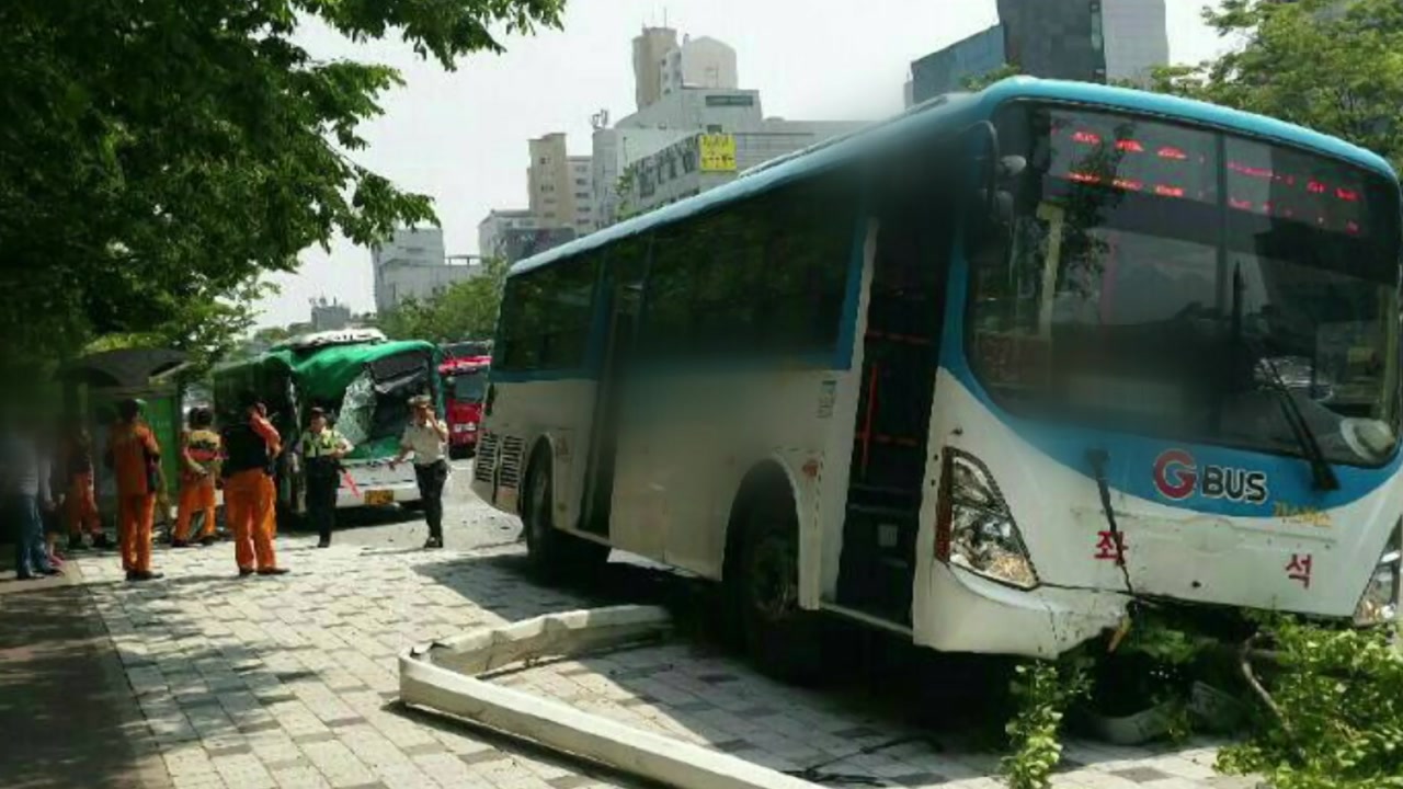 안양 버스, 정차 버스 들이받아 14명 부상