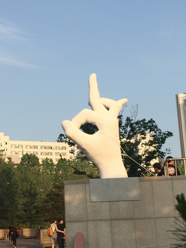 홍익대학교 야외 조각 전시 '일베 상징' 논란