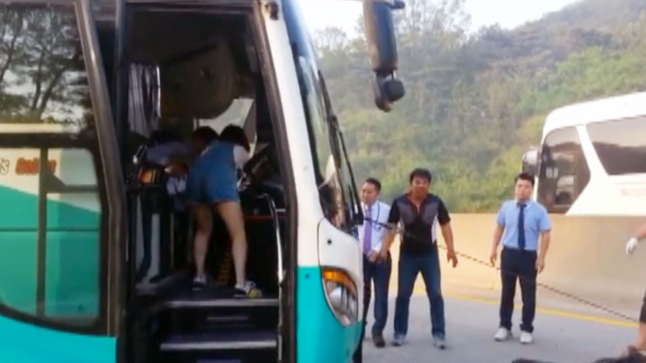 [단독영상] 불 붙은 버스 속 운전기사 구한 '시민 히어로들'