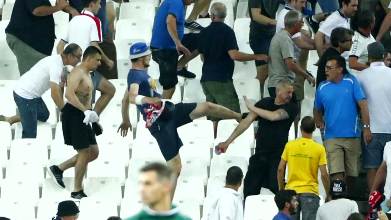잉글랜드·러시아 축구팬 난투극...40여 명 부상