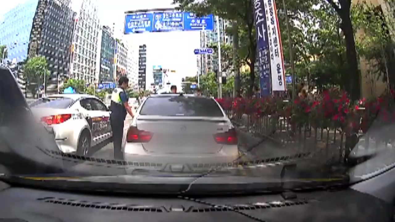 [영상] 무면허 운전 남성 도주극...시민 도움으로 검거
