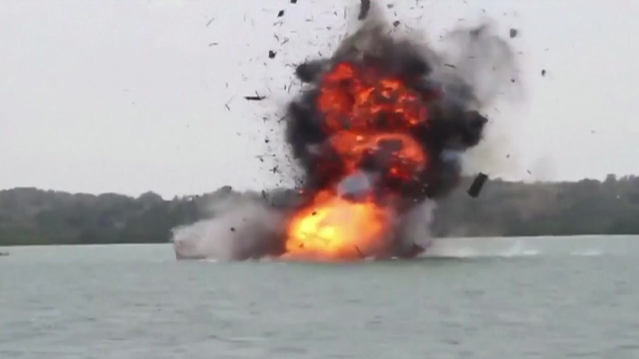 바다 휩쓰는 中 어선 '폭파'...불법조업 '강경 대응'