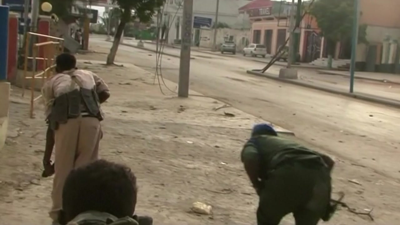 소말리아 호텔서 폭탄 공격 후 총기 난사...10여 명 사상
