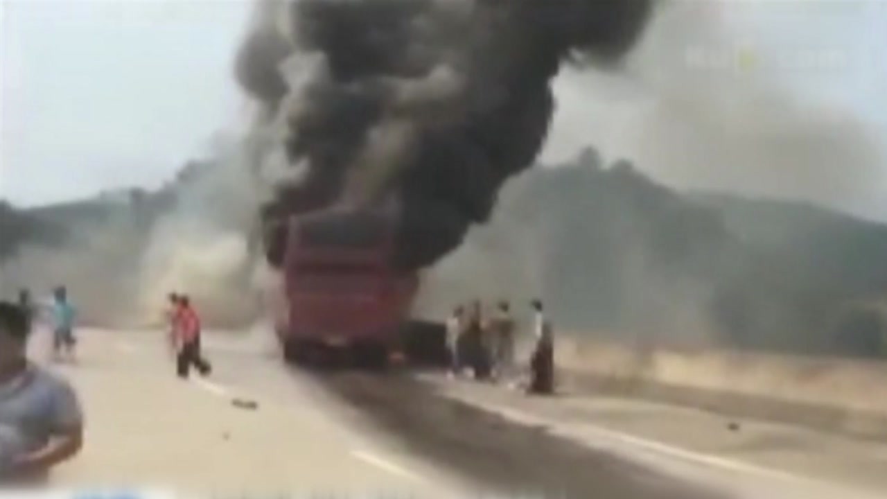 中 고속도로에서 관광버스 화재...30명 사망