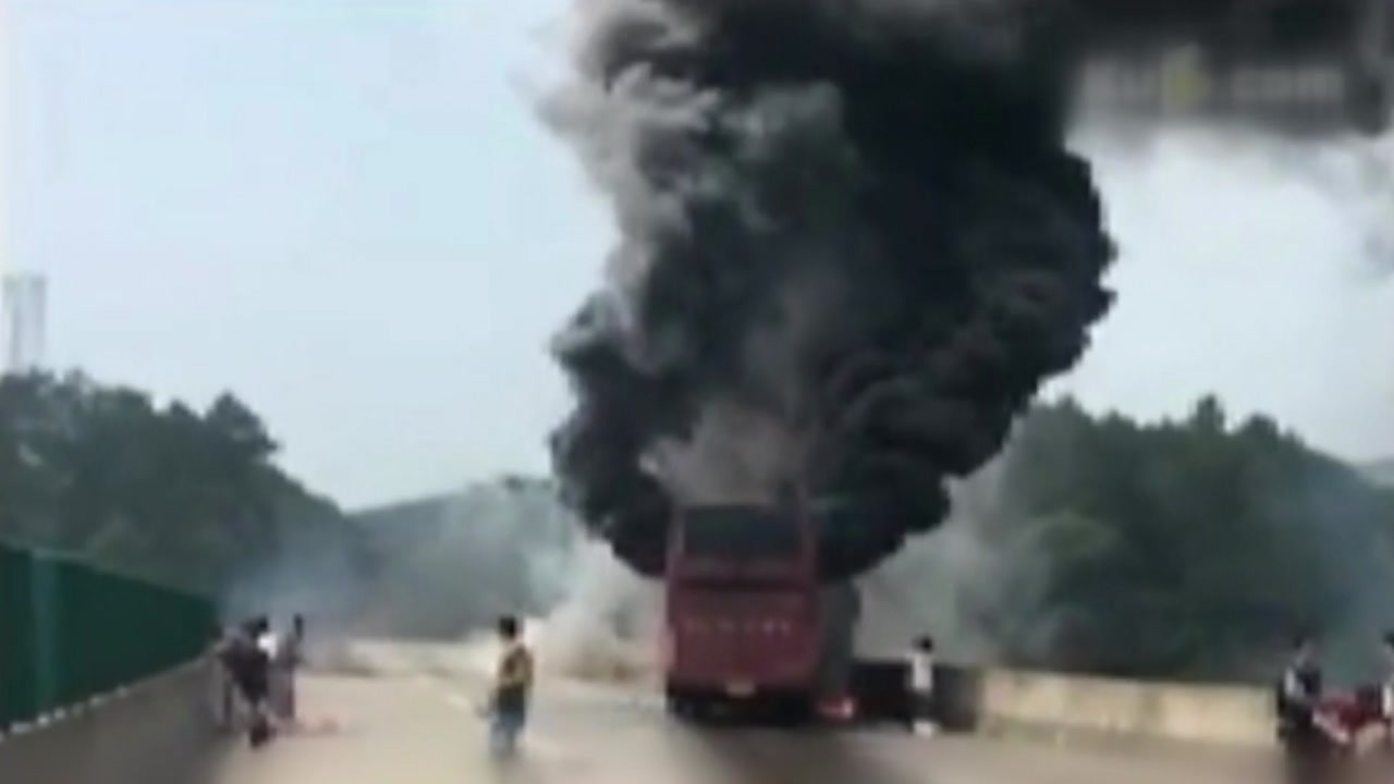 中 고속도로에서 관광버스 화재...35명 사망