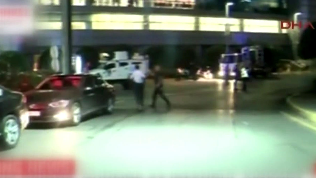 터키 이스탄불 공항에 2차례 자폭 테러...10명 사망