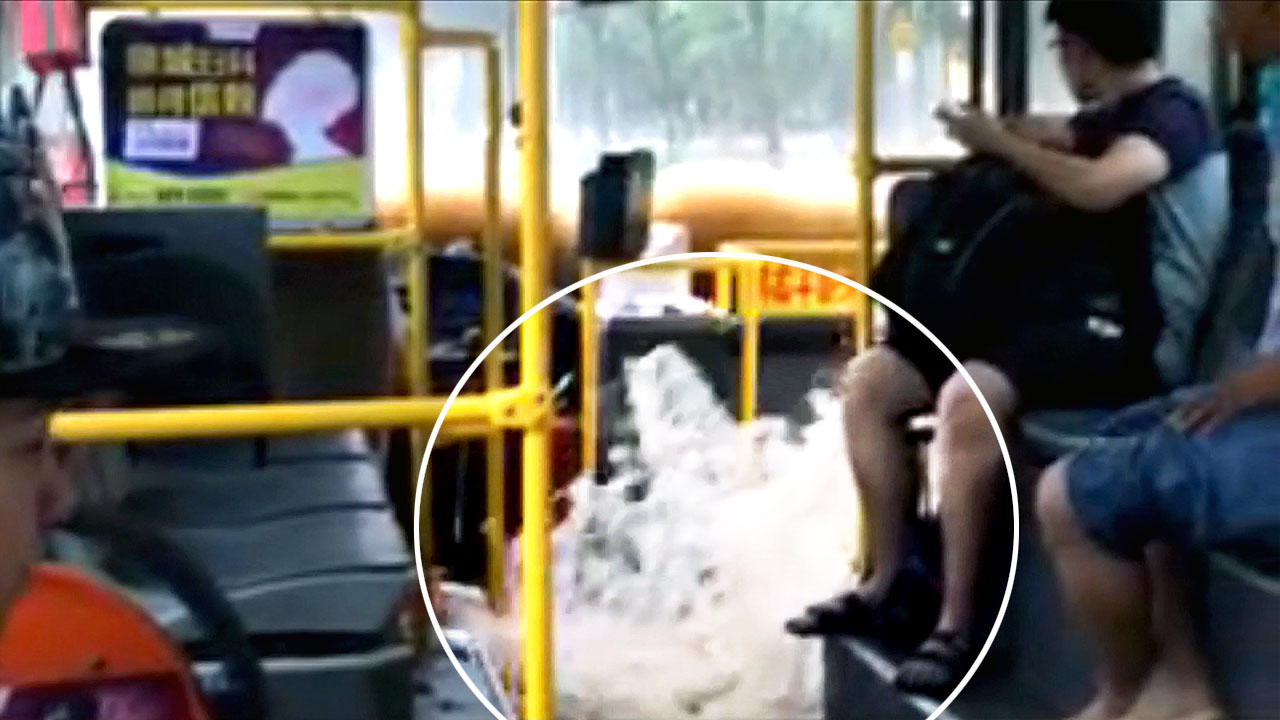 버스 안으로 들이닥치는 비...中 수도권 폭우로 몸살!