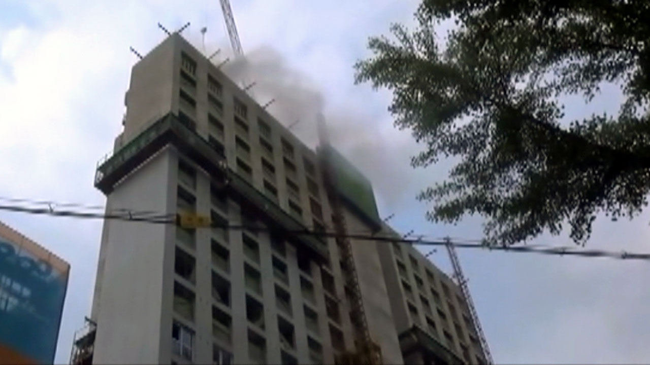 신축 공사 고층 빌딩에 불...18명 대피