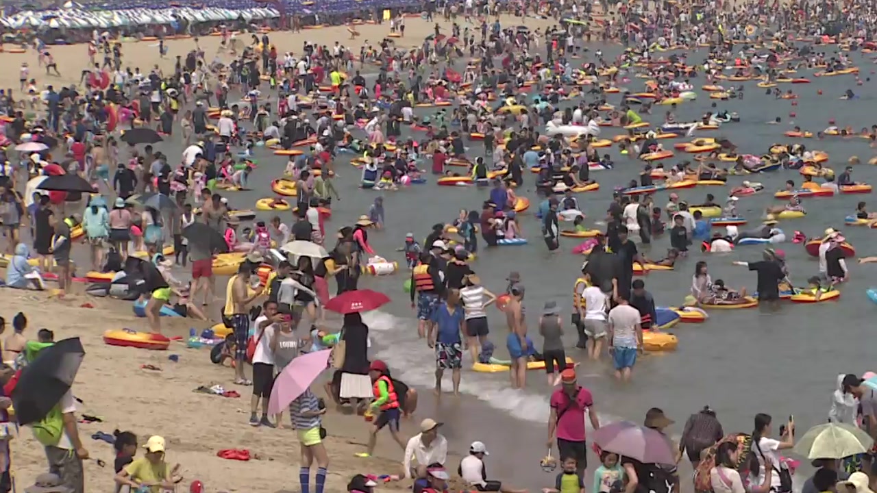 [영상] '찜통더위'에 강과 바다로 몰린 피서객들