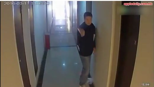 '공포 영화?'...유령 가면 쓰고 대소변 테러 하는 사람 포착