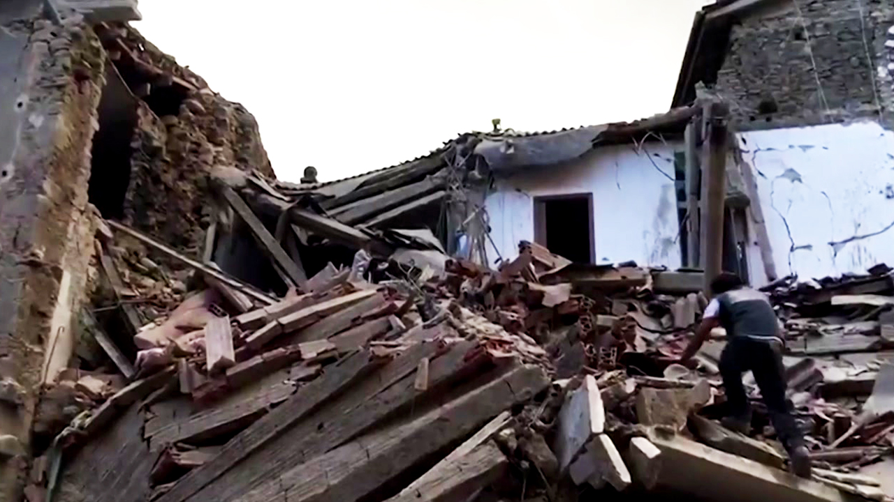 이탈리아 6.2 지진에 20여 명 사망...구조 난항