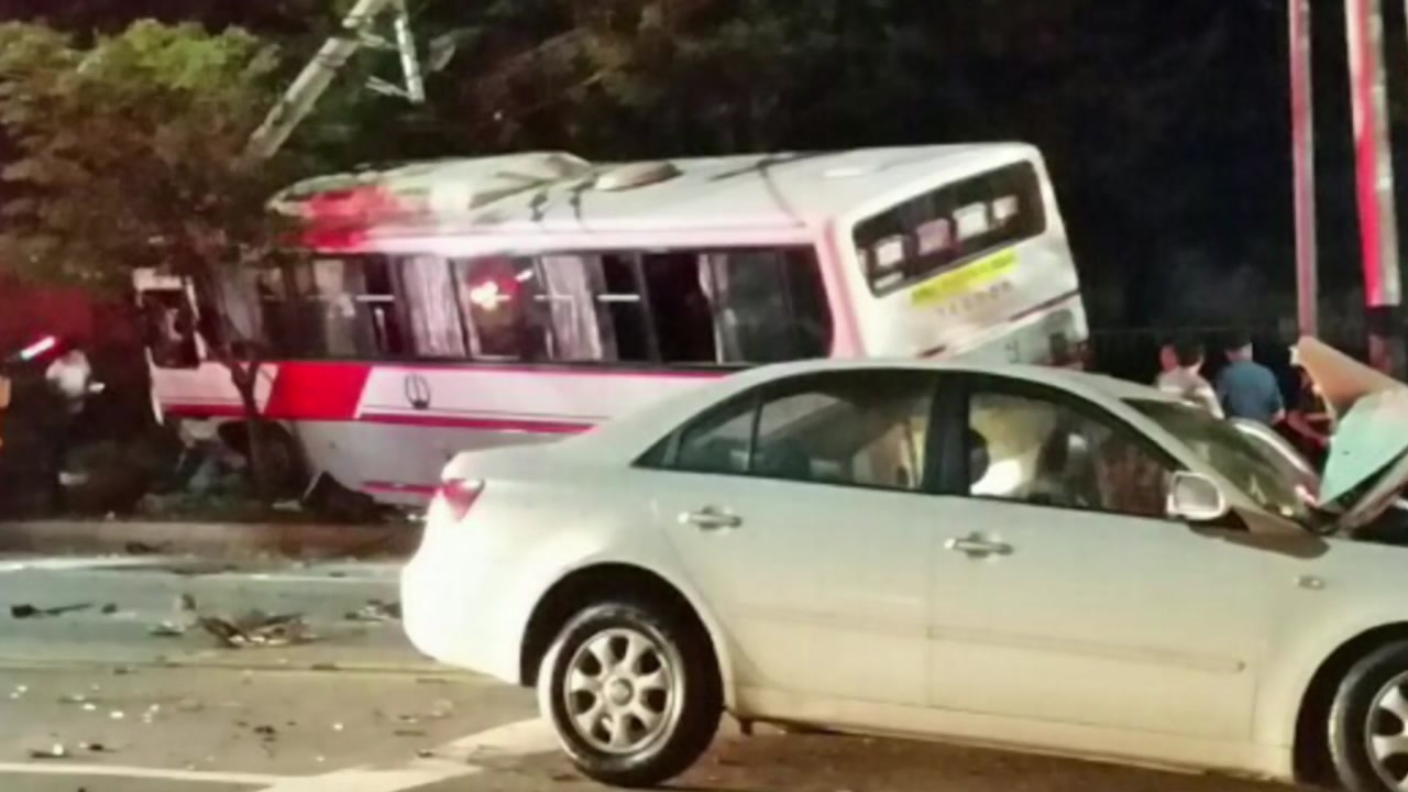 경북 경산 버스·승용차 충돌...15명 부상
