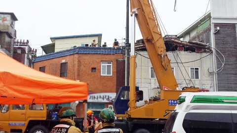 경남 진주 건물 지붕 일부 붕괴...3명 매몰
