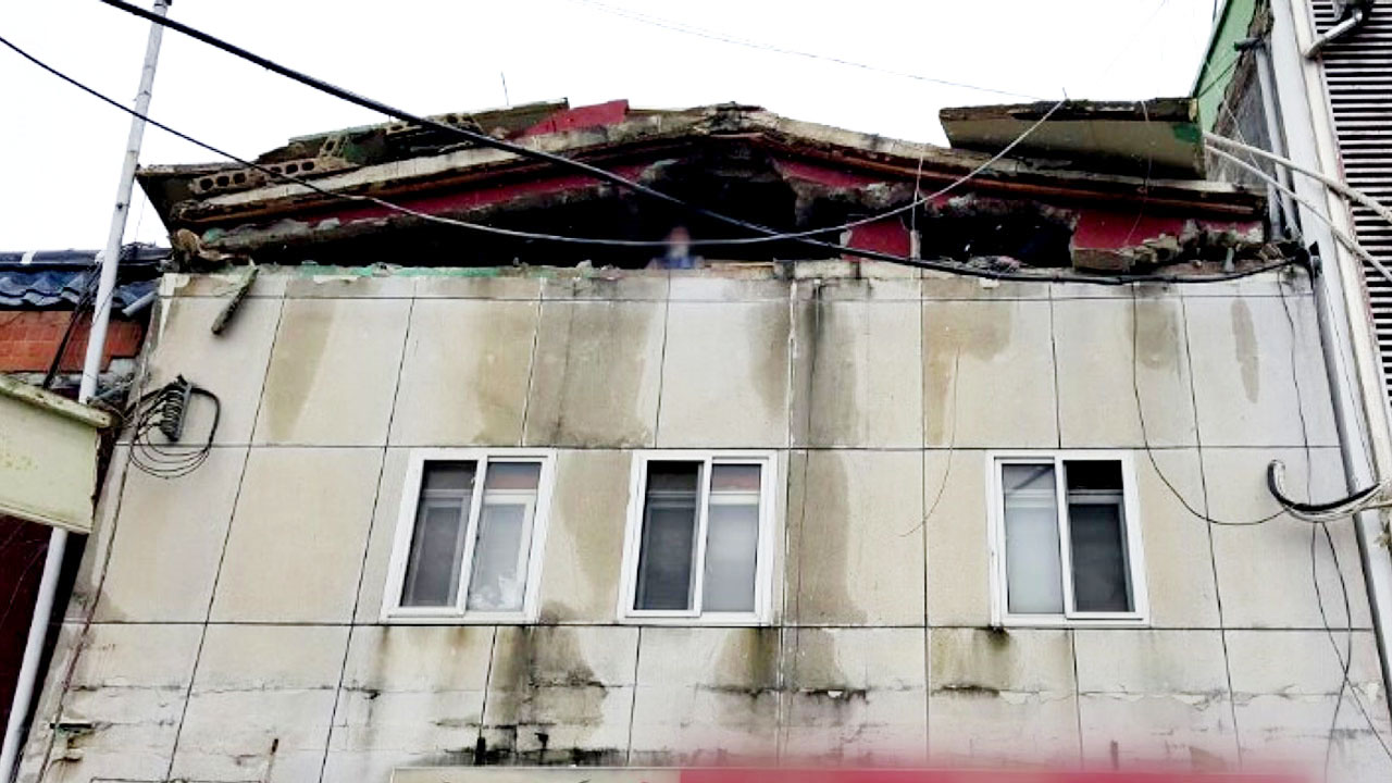 경남 진주 3층 건물 지붕 일부 붕괴...3명 매몰