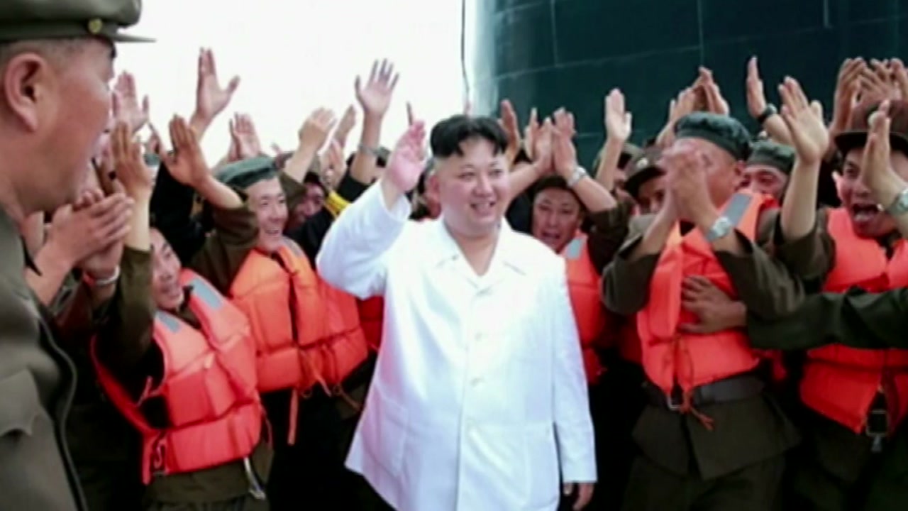 북한 또 위협..."판문점서 투광등 비추면 조준사격"