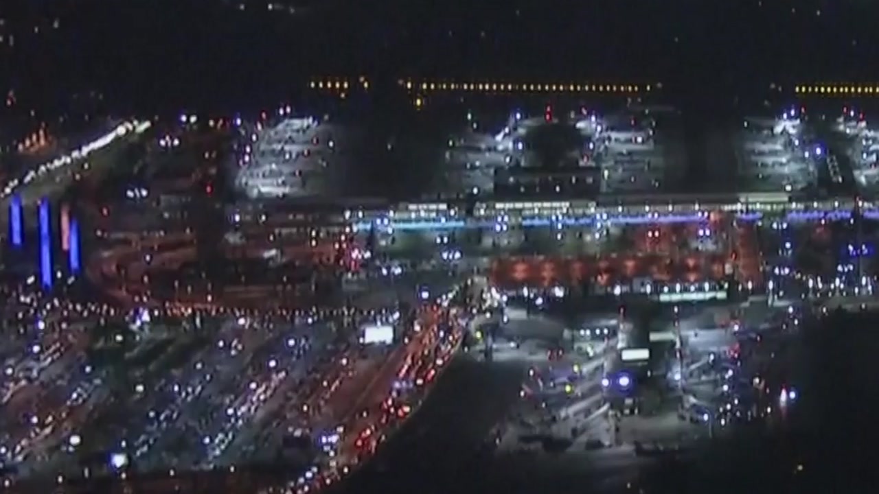 미국 LA 국제공항서 총격 신고...대피 소동