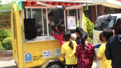 닭꼬치·떡꼬치 먹자!...시골 초등학교 찾아가는 푸드트럭