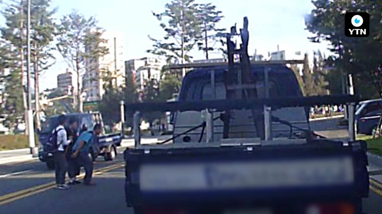 [블박TV] 거동 불편한 할머니 업고 달린 '트럭 운전자'