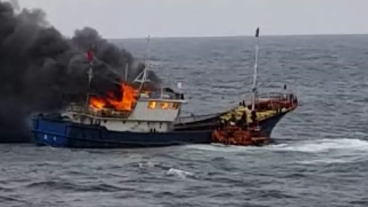 중국 어선 '무허가 선박' 확인...화재 원인 놓고 논란
