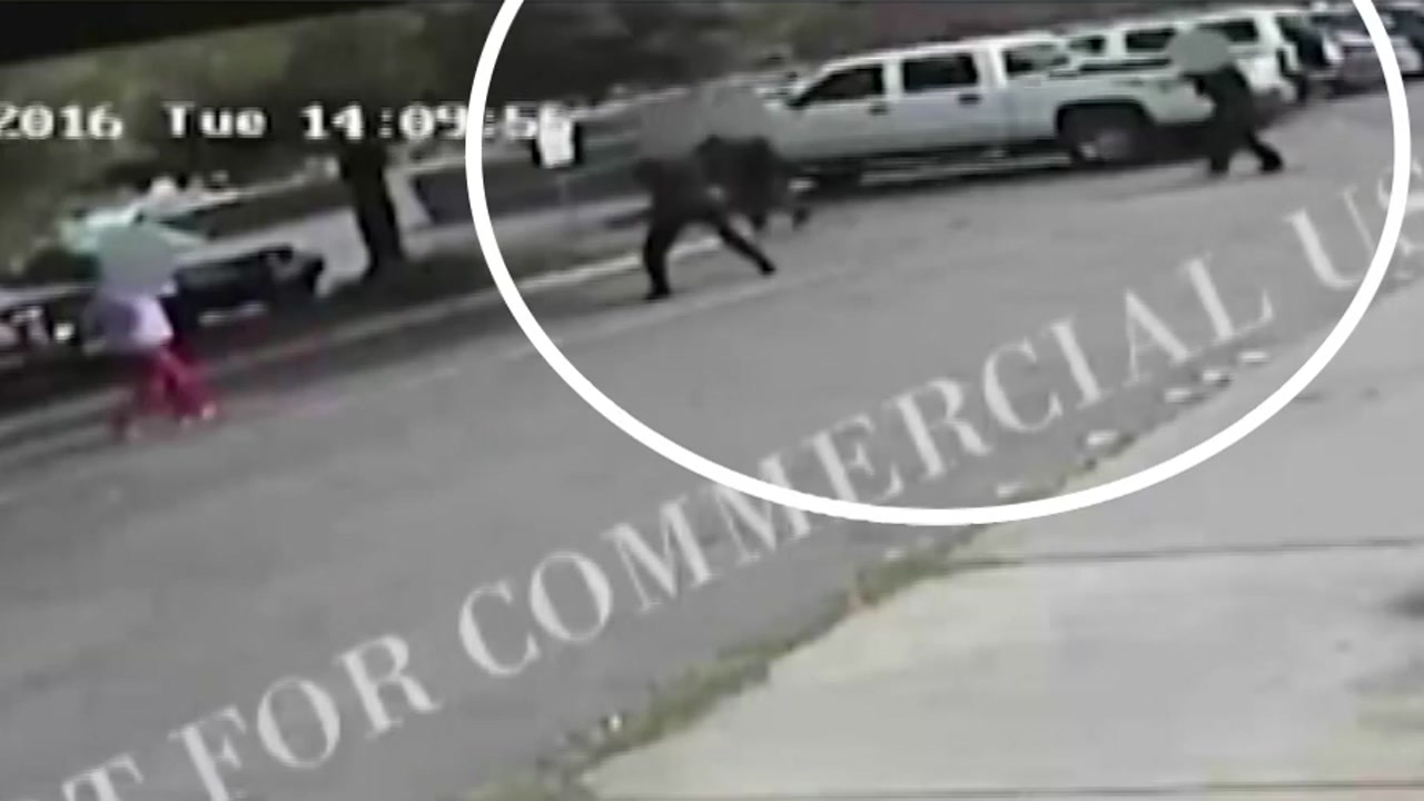손에 총 없었다...美 경찰, 흑인 사살 동영상 공개