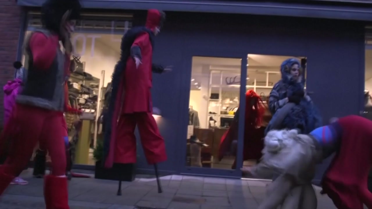 [영상] 덴마크 거리에 나타난 '인간 요괴'